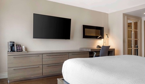 Executive Room, 1 King Bed, Non Smoking, Refrigerator & Microwave (Walk-in Shower)