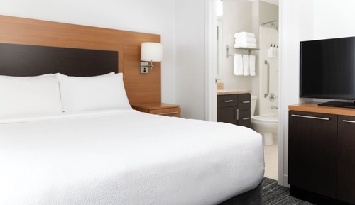 Studio Suite, 1 Queen Bed (Mobility/Hearing Access, Roll-In Shwr)
