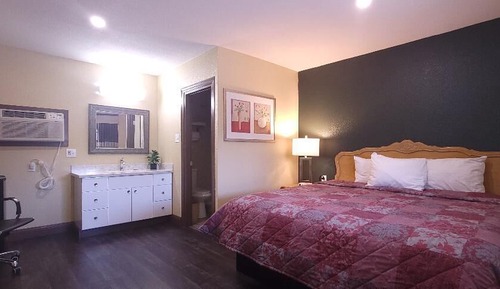 Economy Single Room, 1 King Bed, Non Smoking, Private Bathroom