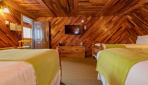 Standard Room, 1 Queen Bed, 2 Twin Beds