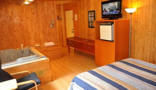 Superior Room, 1 Queen Bed, Jetted Tub