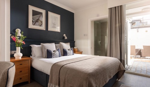 Cosy King with Courtyard