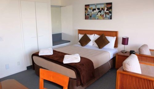 Sea View 1 Bedroom Suite, Ground Level (1 Double and 2 Single Beds)
