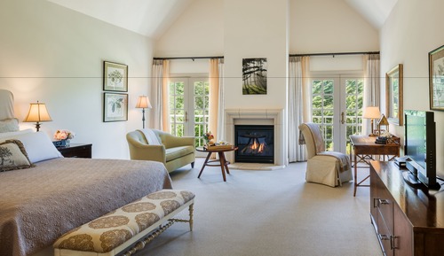 Superior Room 1 King Bed – Cypress Grove Guestroom