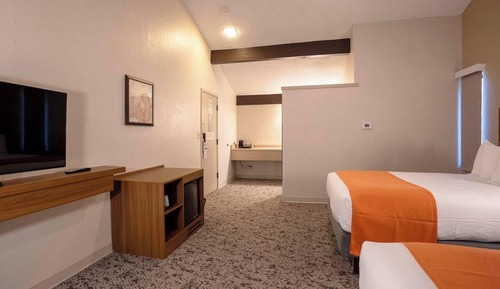 Standard Room, 2 Queen Beds (North)