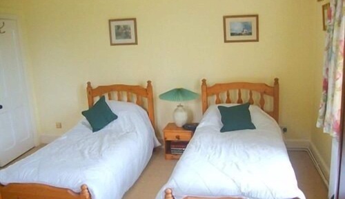 Twin Room, Ensuite (Yellow Room)