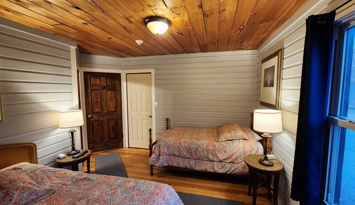 Standard Room (One Queen and One Single Bed)