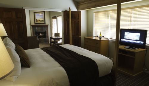 Executive Suite, 1 King Bed, River View