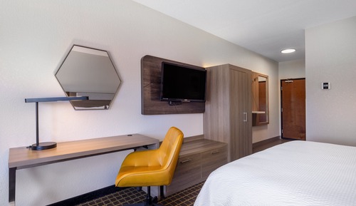 Standard Room, 1 King Bed, Roll-in Shower (Mobility Accessible)