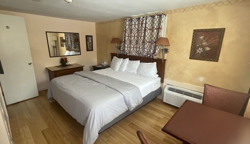 Standard Room, 1 King Bed