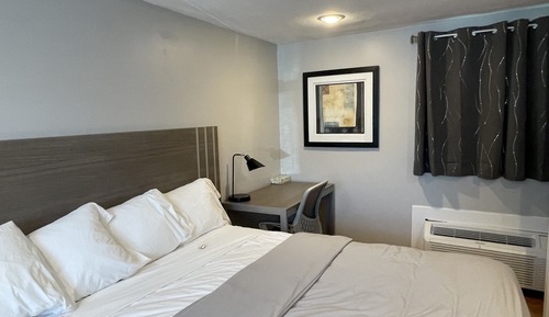 Deluxe Single Room, 1 King Bed, Pool View