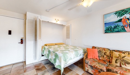 Room (Studio,Studio)