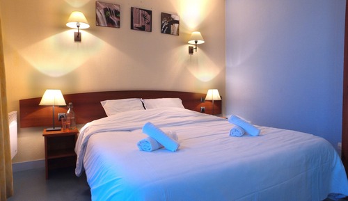 Room 2 Rooms 3 People 1 Baby
