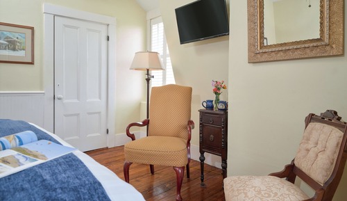 Three Sisters Light Room