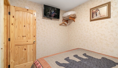 Queen Suite w/ Fireplace