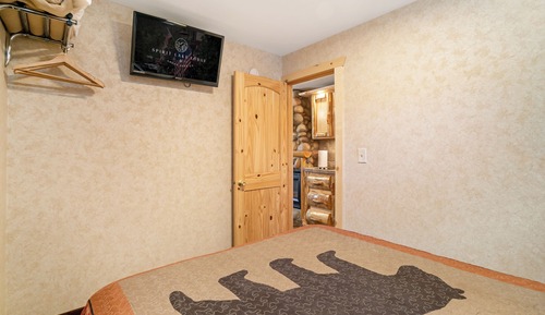 Deluxe Queen Suite w/ Fireplace