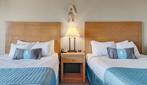 Classic ADA Queen Room, Roll-in Shower