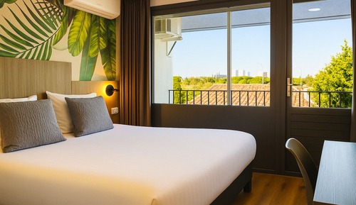 Comfort Room, 1 Queen Bed, Balcony, River View