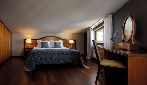 Junior Suite, 1 Bedroom, Balcony, Partial Sea View