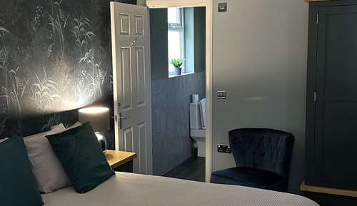 Suite, Ensuite (2 A & 1 C -  No Pet)