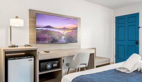 Standard Room, 1 King Bed, Private Bathroom