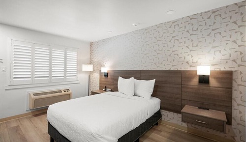 Standard Room, 1 Queen Bed, Private Bathroom