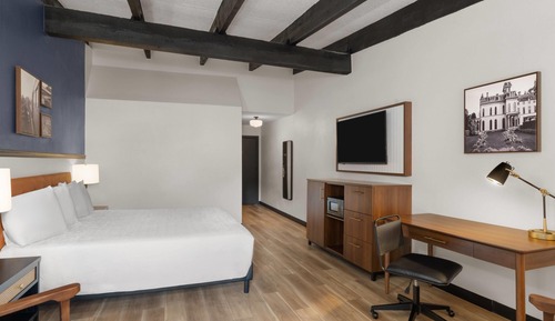 Deluxe Room, 1 King Bed, Non Smoking, Jetted Tub