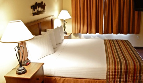 Suite, 2 Bedrooms, 2 Bathrooms (Full Kitchen and Living Room)