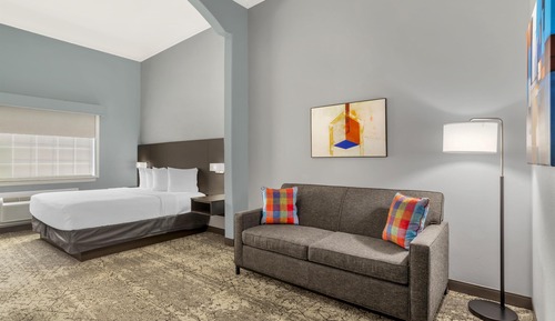 Suite, 1 King Bed, Accessible