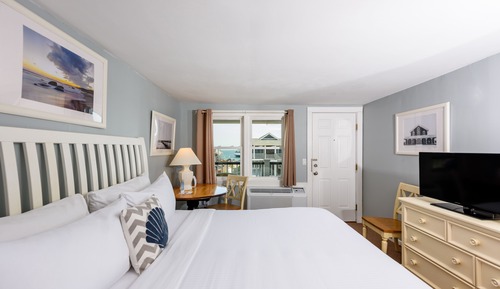 Room, 1 Queen Bed, Non Smoking, Partial Sea View