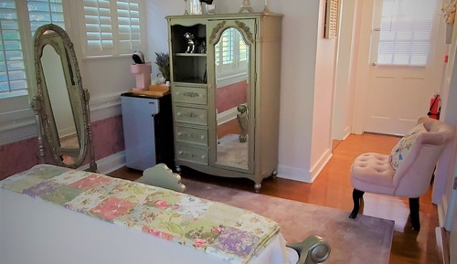 Room (Small Queen Outside Steep Staircase)