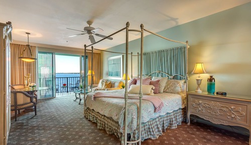 Room, 1 King Bed (River Suite 303)