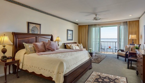 Room, 1 King Bed (River Suite 302)