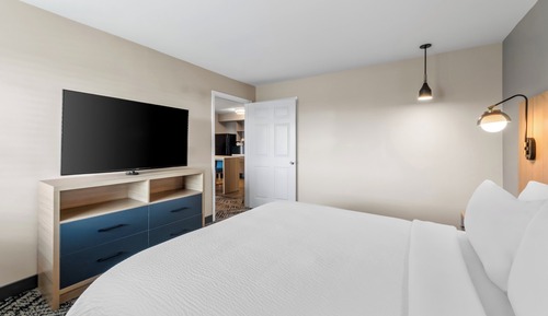 Suite, 1 Bedroom, Hearing Accessible (Roll-In Shower)