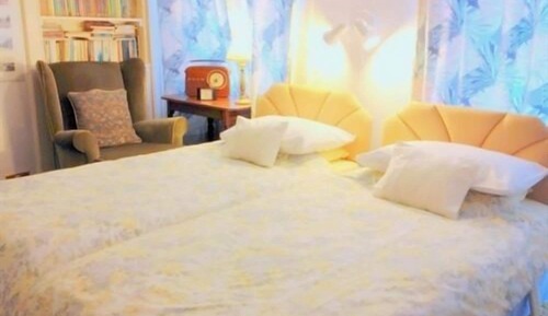 Twin Room, Shared Bathroom (Ainslie room)