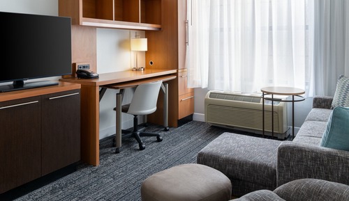 Suite, 1 Double Bed (Mobility/Hearing Accessible, Tub)