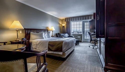 Superior Room, 1 Queen Bed, Balcony, Partial Lake View