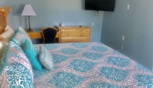 Signature Room, 1 King Bed, Non Smoking, Partial Ocean View