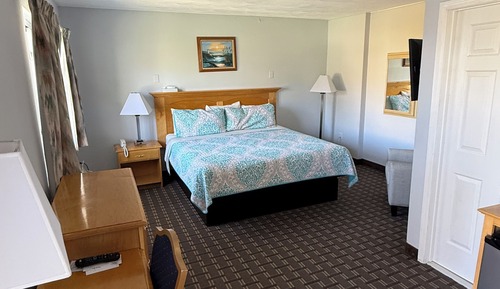 Standard Room, 1 King Bed, Refrigerator & Microwave, Courtyard View