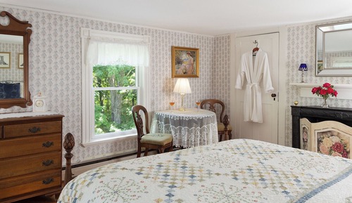 Deluxe Room, 1 Queen Bed, Private Bathroom (Rose Room)