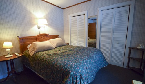 Large 2 Bedroom w/ 1 King, 1 Queen & 2 Sleep Sofas