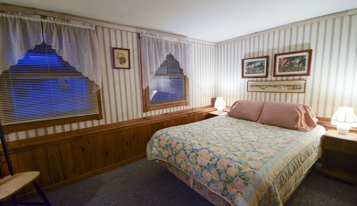 One Bedroom w/ 1 Queen Bed & Sleeper Sofa 