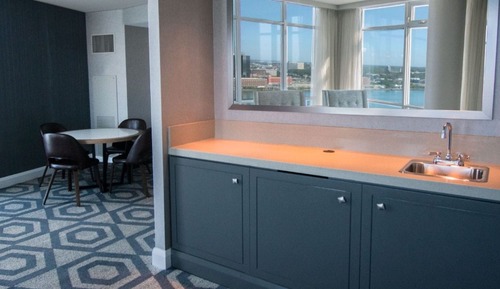 AUGUSTUS TOWER , DELUXE SUITE KING