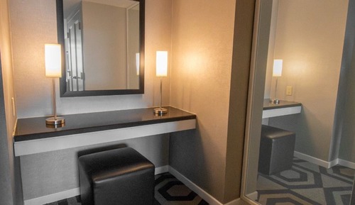 FORUM TOWER , DELUXE SUITE KING , RIVERVIEW