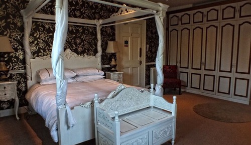 Suite, Ensuite (Four Poster)
