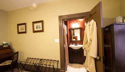 Room, Private Bathroom (Deschutes)