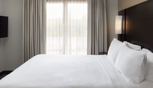 Suite, 1 King Bed with Sofa bed (Mobility/Hearing Accessible, Tub)