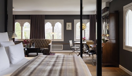 Premium Studio Suite, Corner