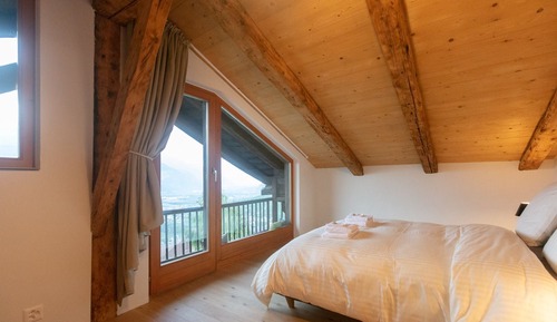 Deluxe Suite, Jetted Tub