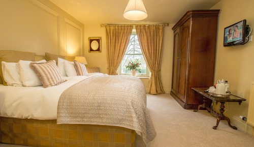 Super-king bedded ensuite bath & WC